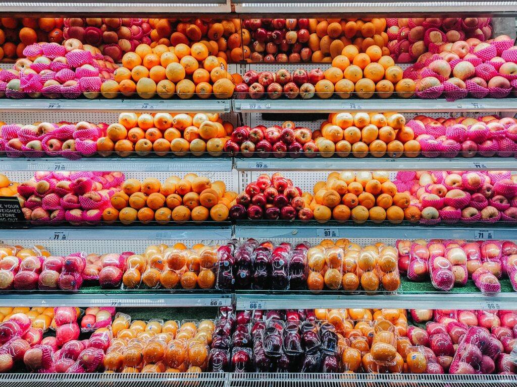 Scaffale del supermercato dove sono posizionate arance e clementine